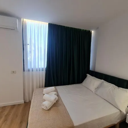 Am Luxury * ティラナ